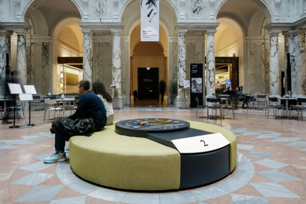 Sitzgelegenheit für Besucherinnen, Wiener Hofburg