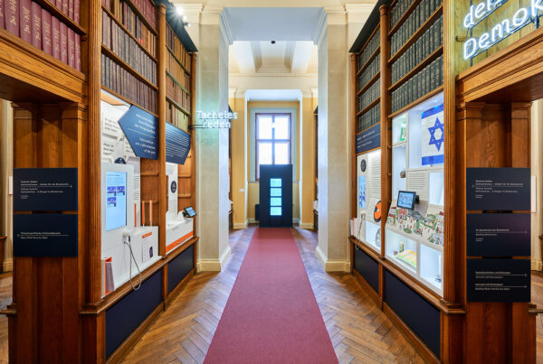 Ansicht der Ausstellung Tacheles reden