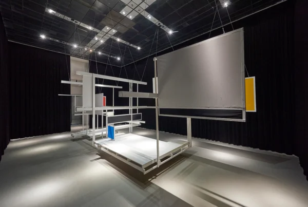 Ausstellungsraum Lebenswelten mit Kunstinstallation