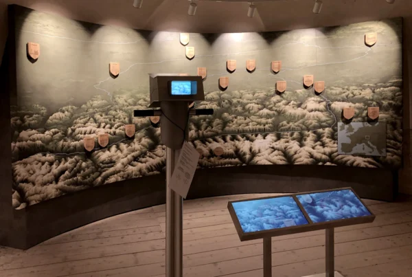 Multimedia-Installation mit Fernrohr, Bildschirm und Landkarte