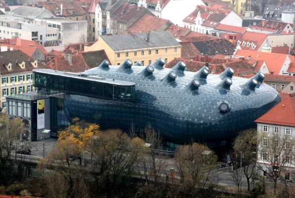 Außenansicht des Kunsthaus Graz vom Schlossberg aus