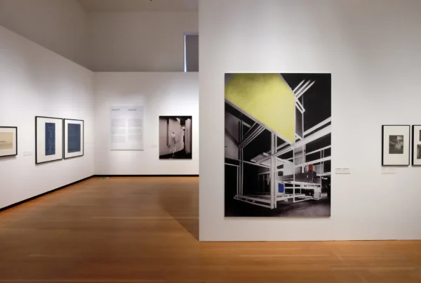 Ausstellungsraum mit Bildern