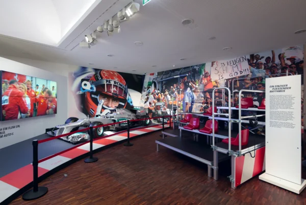 Ausstellungsbereich mit Schumachers F1-Auto von Mercedes