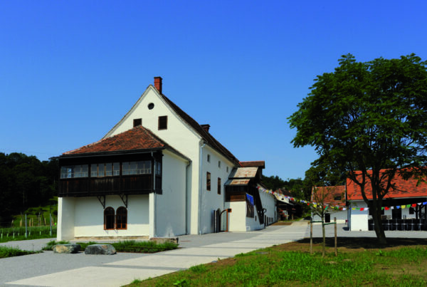 Außenansicht des Regioneum Grottenhof
