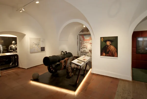 Ausstellungsraum mit Kanone