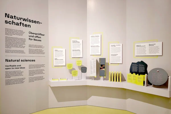 Ausstellungsbereich mit dem Titel "Naturwissenschaften - überprüfbar und offen für Neues"