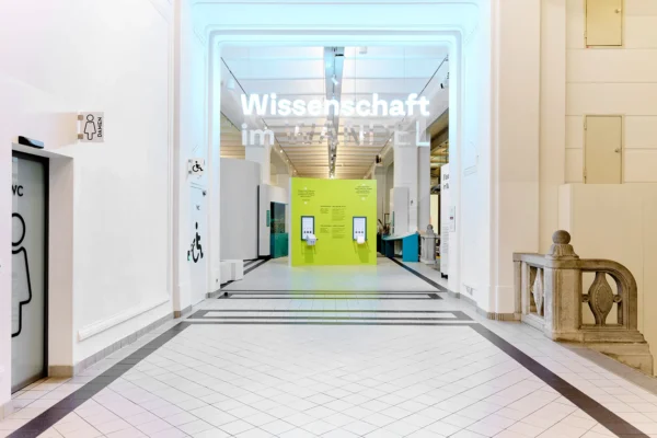 Eingangsbereich mit Titel "Wissenschaft im Wandel"