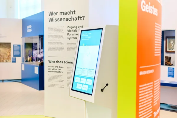 Ausstellungsbereich "Wer macht Wissenschaft?" mit Spielestation